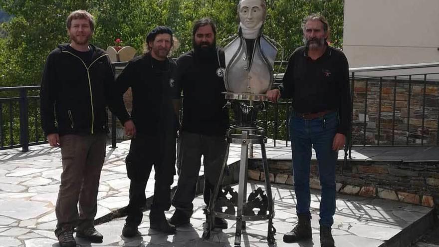 Los ferreiros posan junto a la escultura de homenaje al marqués de Sargadelos.