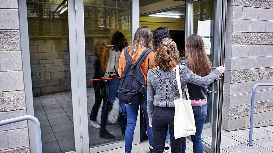 Alumnes entrant a la Facultat de Medicina i Infermeria en una fotografia d&#039;arxiu.