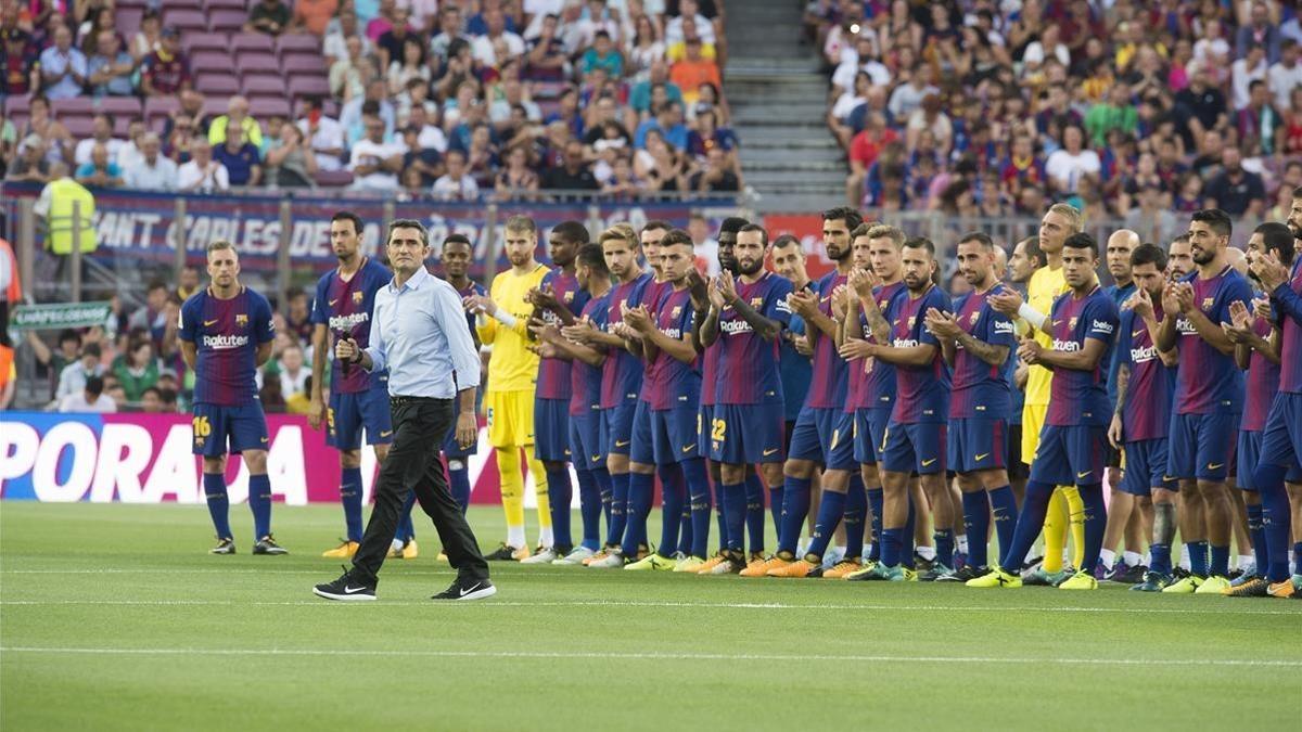 Valverde se dirige al público en la presentación del equipo antes del Gamper