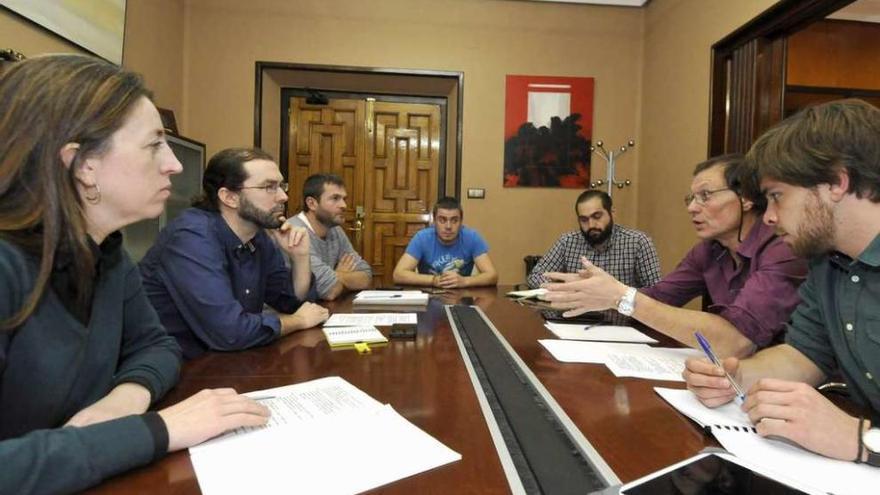 La reunión mantenida por el gobierno de Langreo con representantes del grupo parlamentario de Podemos.