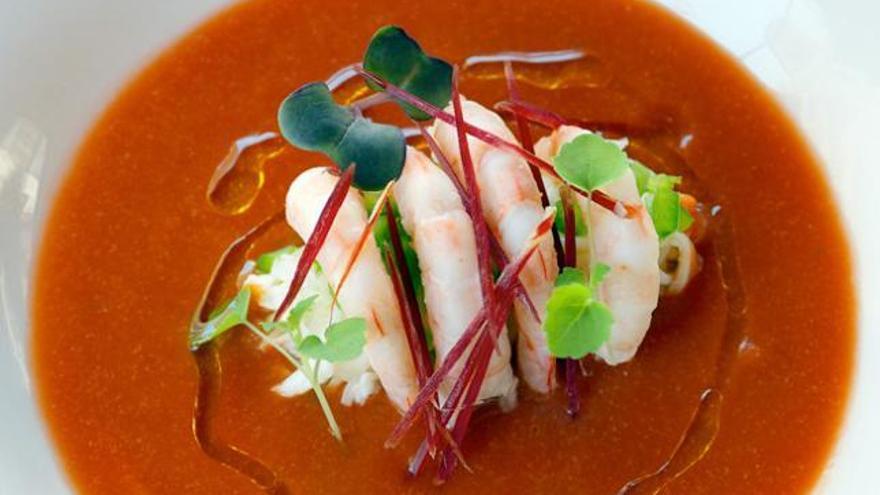 Gazpacho, ensaladas y pescado para los pacientes del Hospital de Sant Joan