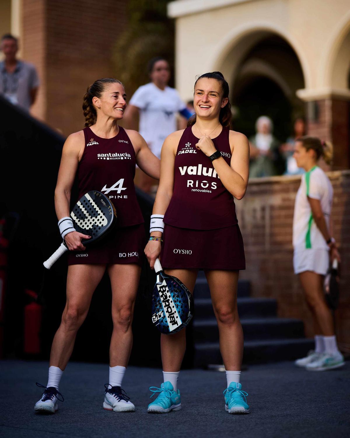 Ale and Martina, smiling before starting the final