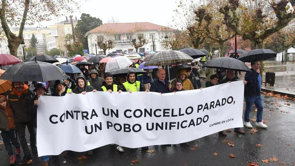 Cientos de cambreses salen a la calle para exigir el desbloqueo del Concello.