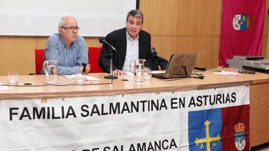 Policarpo Sánchez, a la derecha, con Francisco García, durante la conferencia sobre el Archivo de Salamanca.