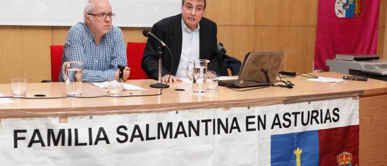 Policarpo Sánchez, a la derecha, con Francisco García, durante la conferencia sobre el Archivo de Salamanca.