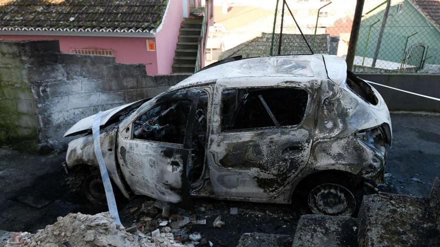 El coche, totalmente calcinado, en un callejón de Estribela.