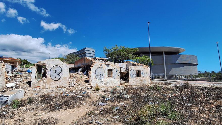 Un &quot;vertedero&quot; a la vista de turistas y vecinos junto a la estación de Benidorm