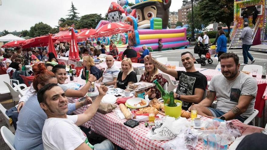 Participantes en la comida organizada ayer en el barrio de Ventanielles.