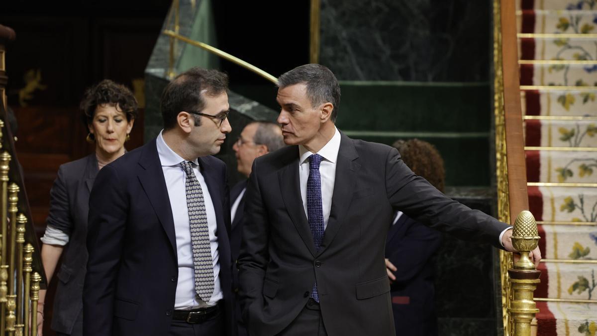 El presidente del Gobierno, Pedro Sánchez (d) y el ministro de Economía, Carlos Cuerpo, en una imagen de archivo. EFE/Zipi Aragón