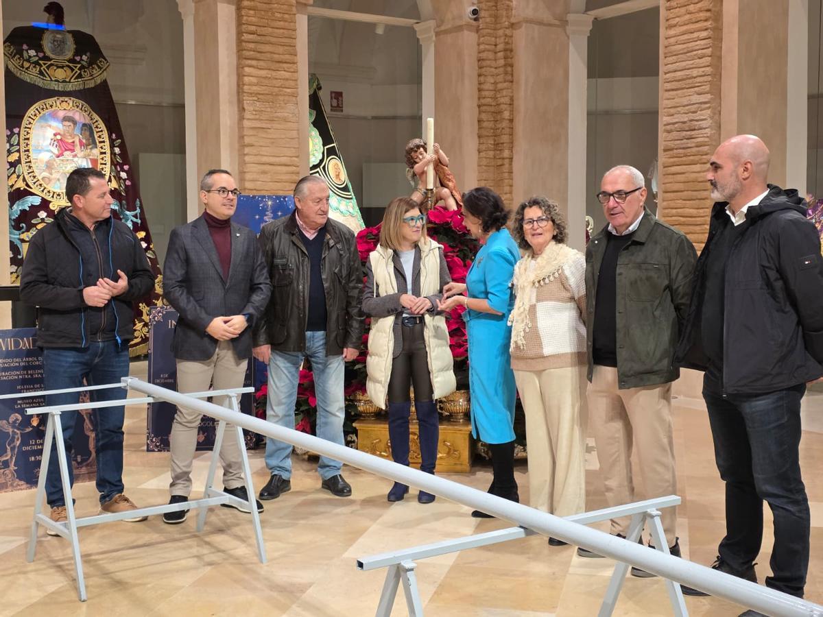 Rosa Medina, en el centro, durante la entrega del nuevo bastidor.