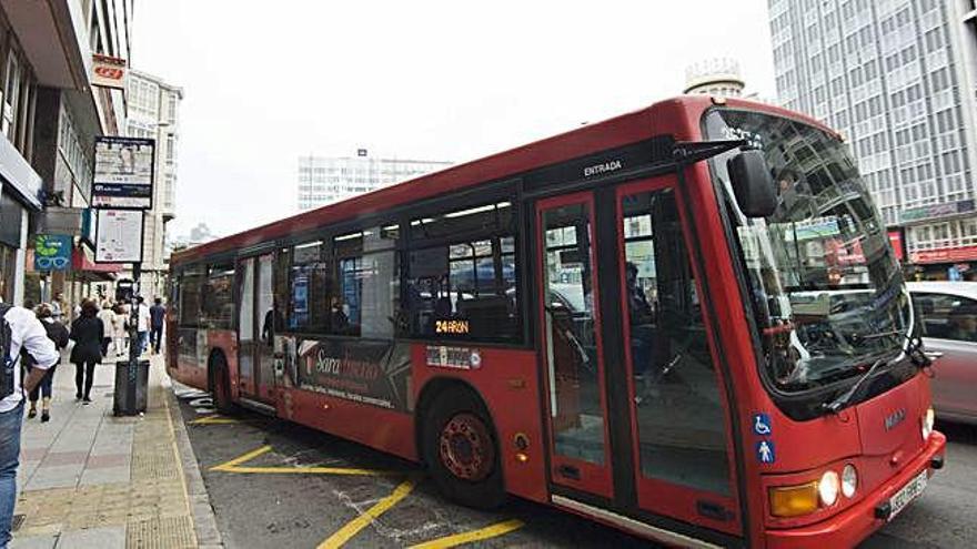 Un autobús urbano abandona una parada de la plaza de Pontevedra.