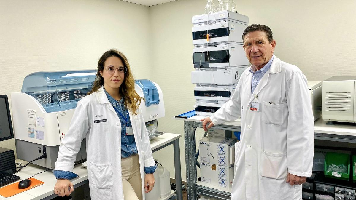 Los farmacéuticos hospitalarios Juan Selva e Isabel Espadas, del Hospital General Doctor Balmis de Alicante.