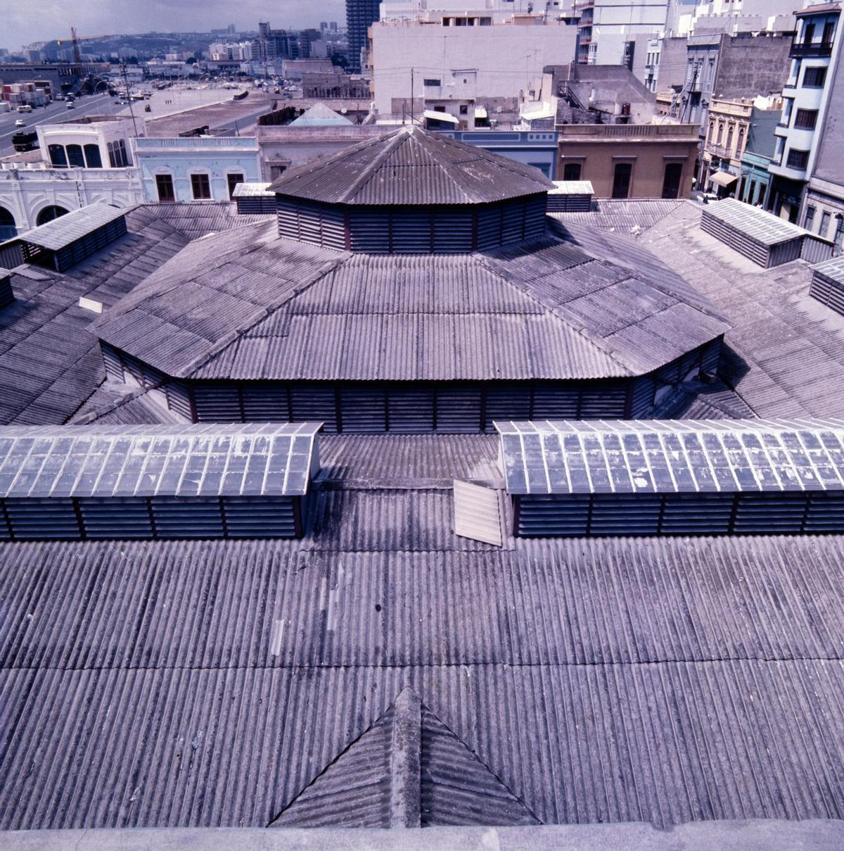 Techo del Mercado del Puerto en una fotografía tomada entre 1970 y 1980.