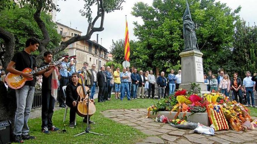 Interpretació del cant d&#039;Els segadors, al final de l&#039;acte, amb el monument carregat d&#039;ofrenes florals