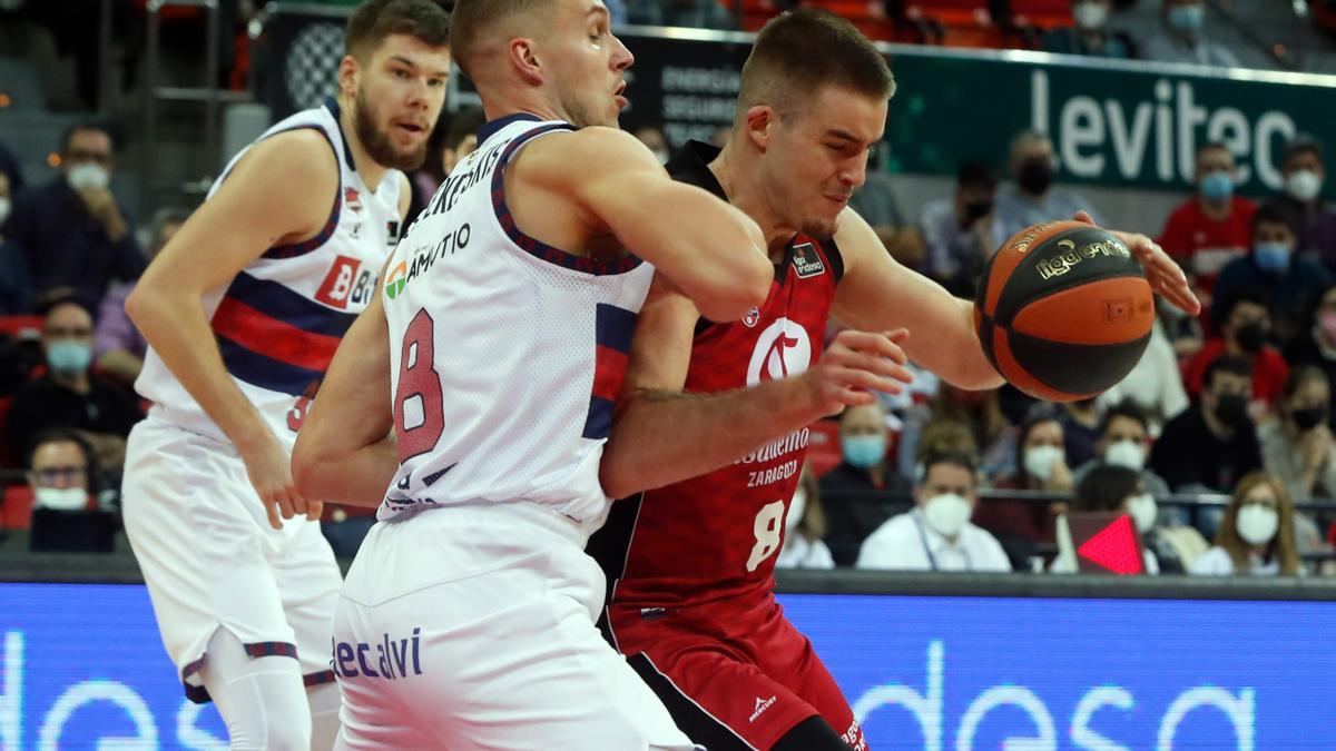 Radoncic, del Casademont Zaragoza, trata de superar la defensa