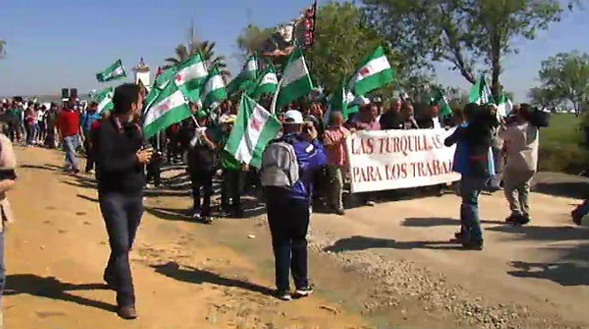 Manifestants reivindiquen el seu dret a cultivar el terreny de la finca militar.