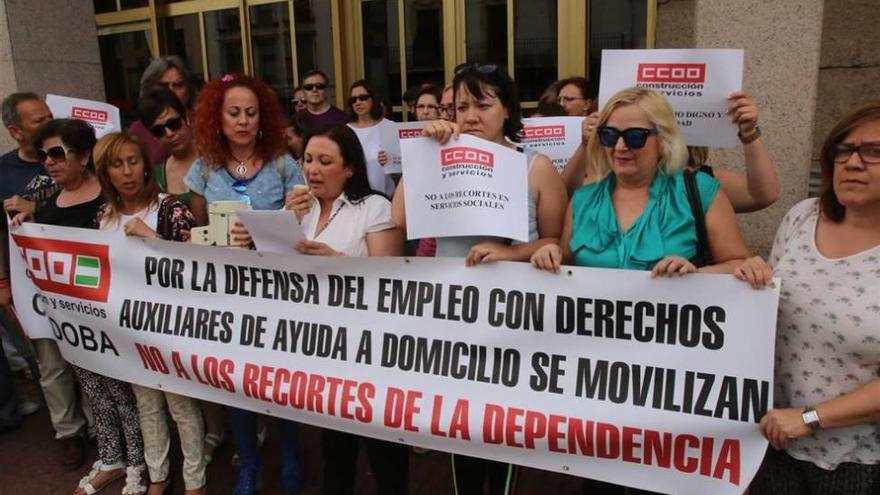 La alcaldesa dice que no pondrá «en riesgo» la ayuda a domicilio