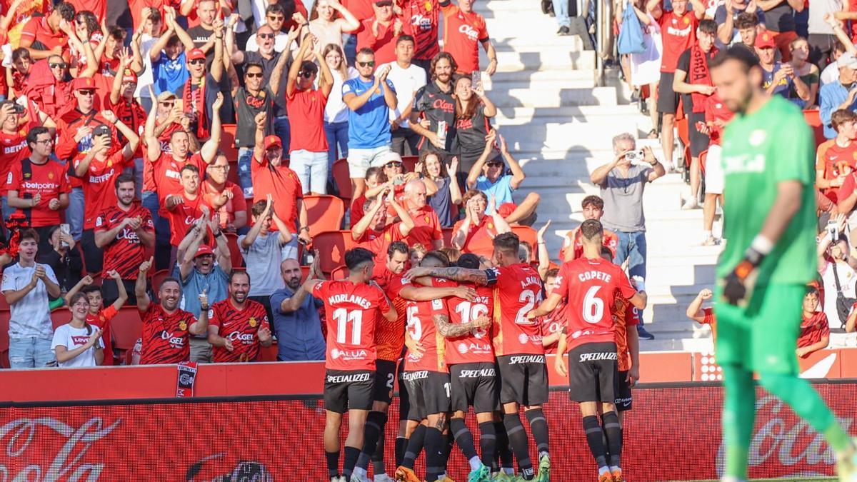 Los jugadores del Mallorca celebran el gol de Muriqi.