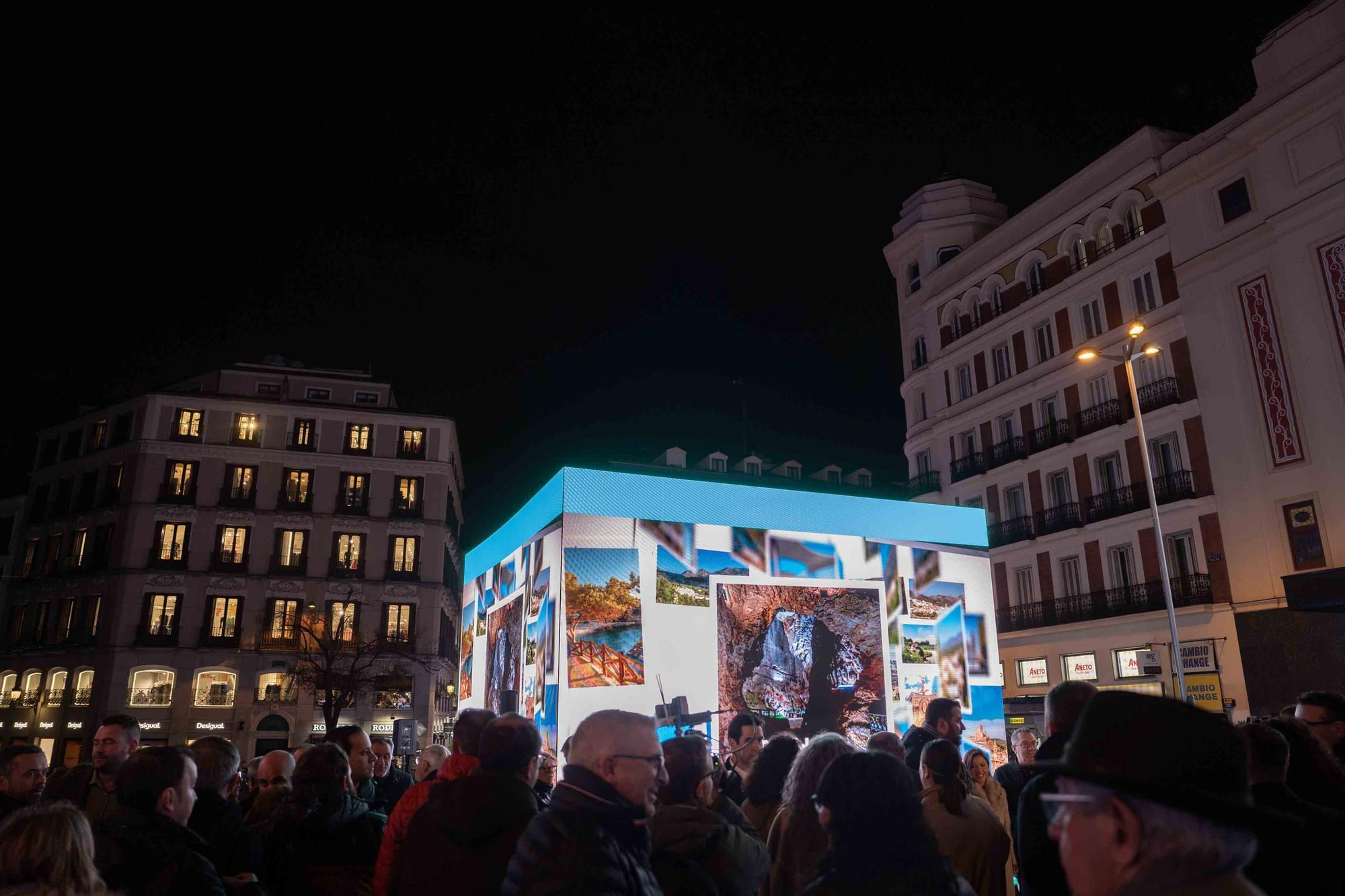 Alicante Costa Blanca inaugura su cubo LED promocional en Madrid con motivo de FITUR