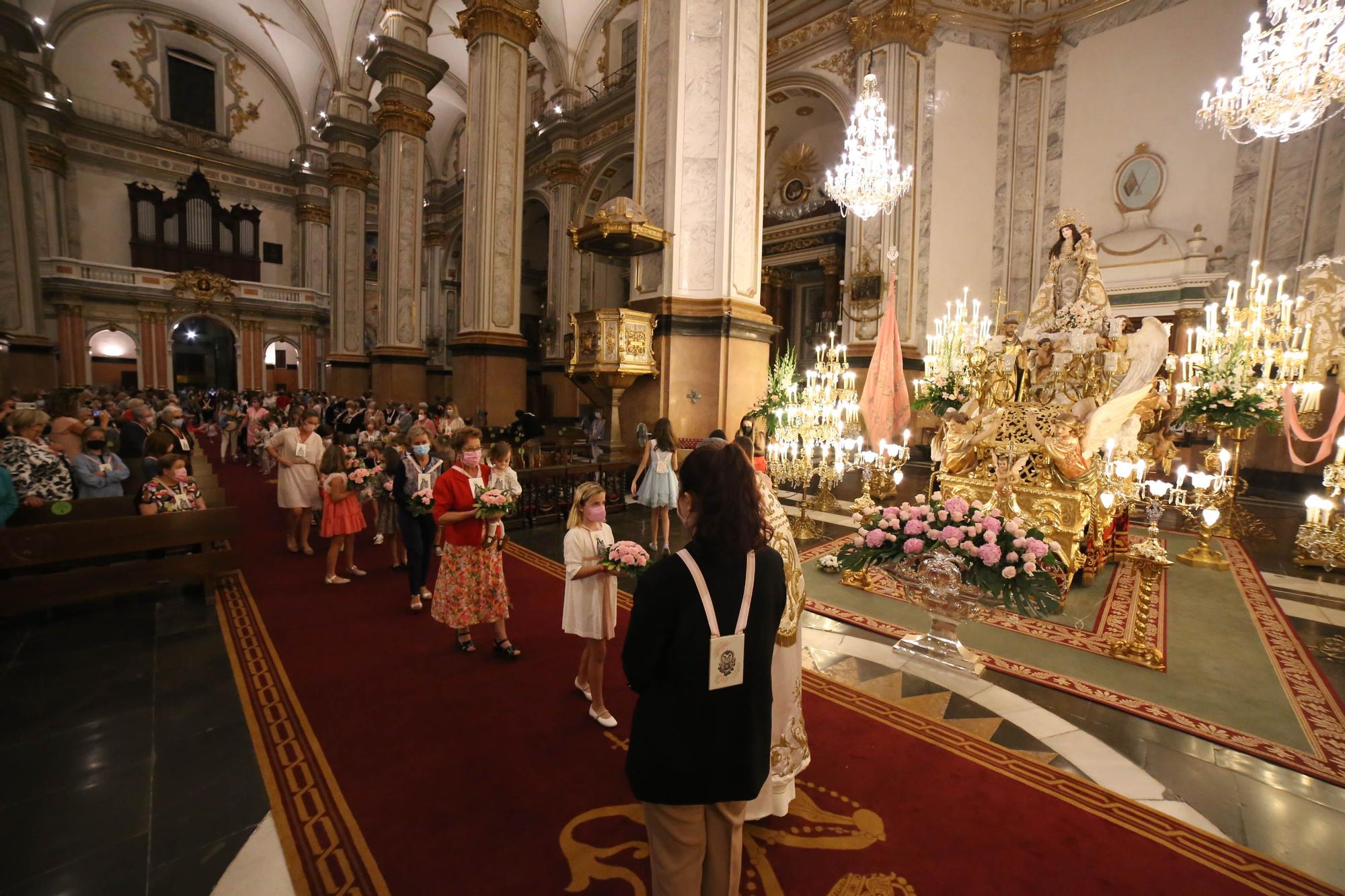 La ofrenda de las rosarieras a la Virgen, en imágenes