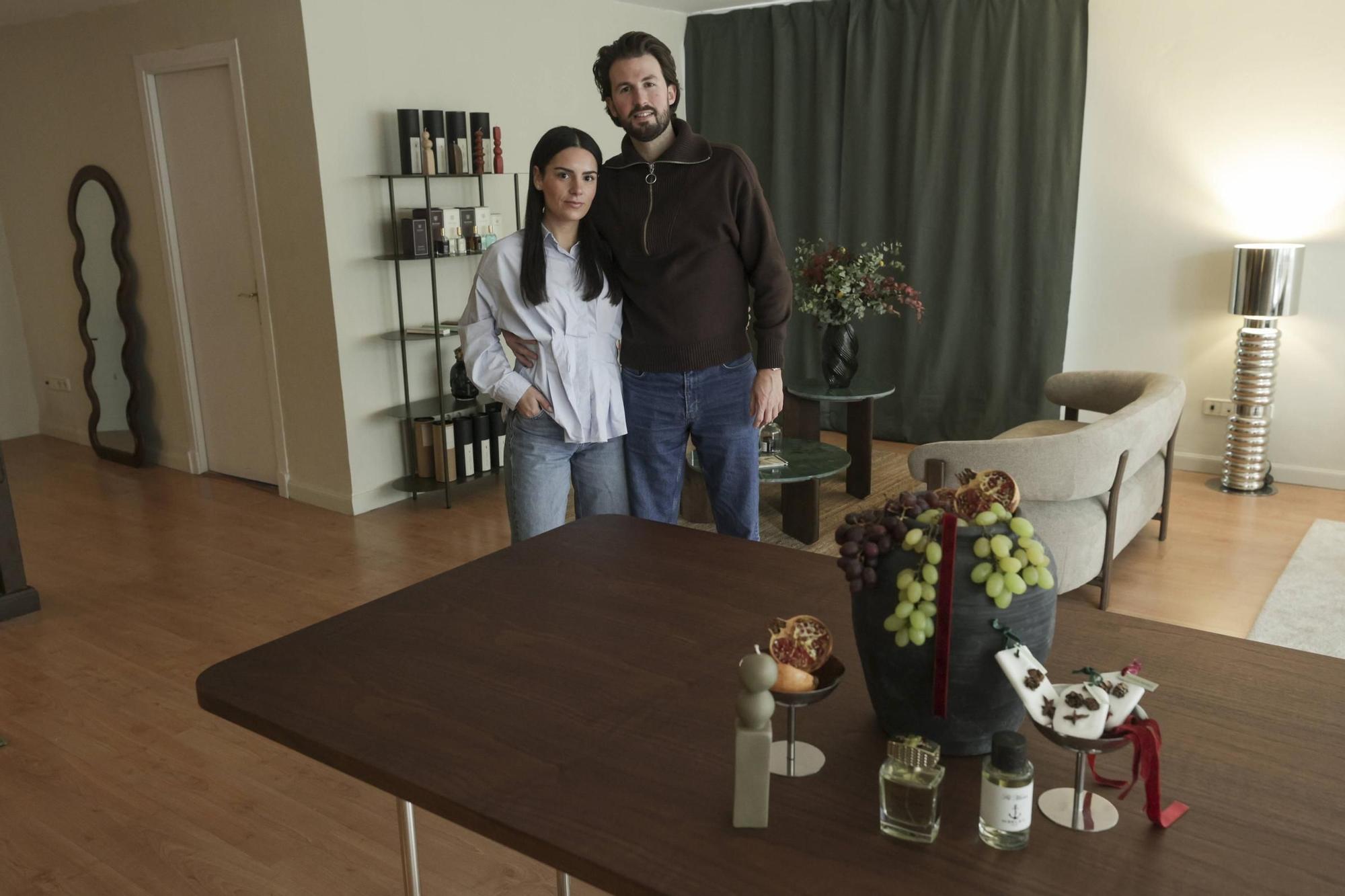 María Miranda y Rubén Kuntz en el estudio que han remodelado para atender a los clientes de su nuevo negocio.