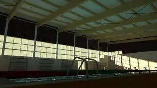 Sin ofertas la obra para instalar la cubierta de la piscina climatizada de Almendralejo