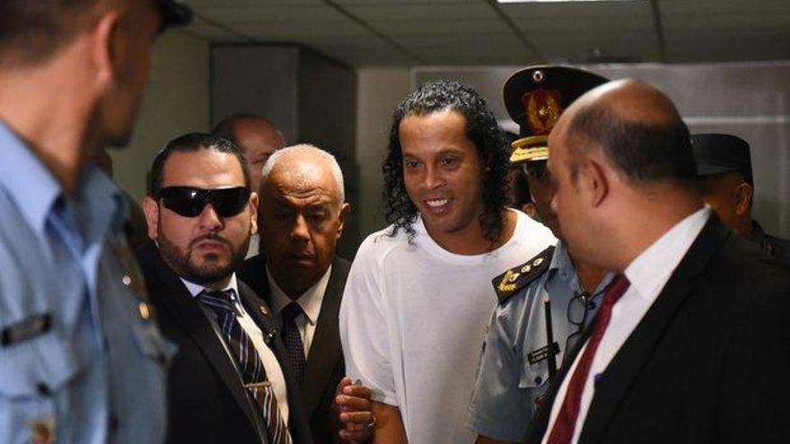 Ronaldinho y su hermano son arrestados por ingresar a Paraguay con documentos falsos