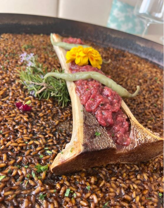 El arroz con chuletón es uno de sus platos estrella