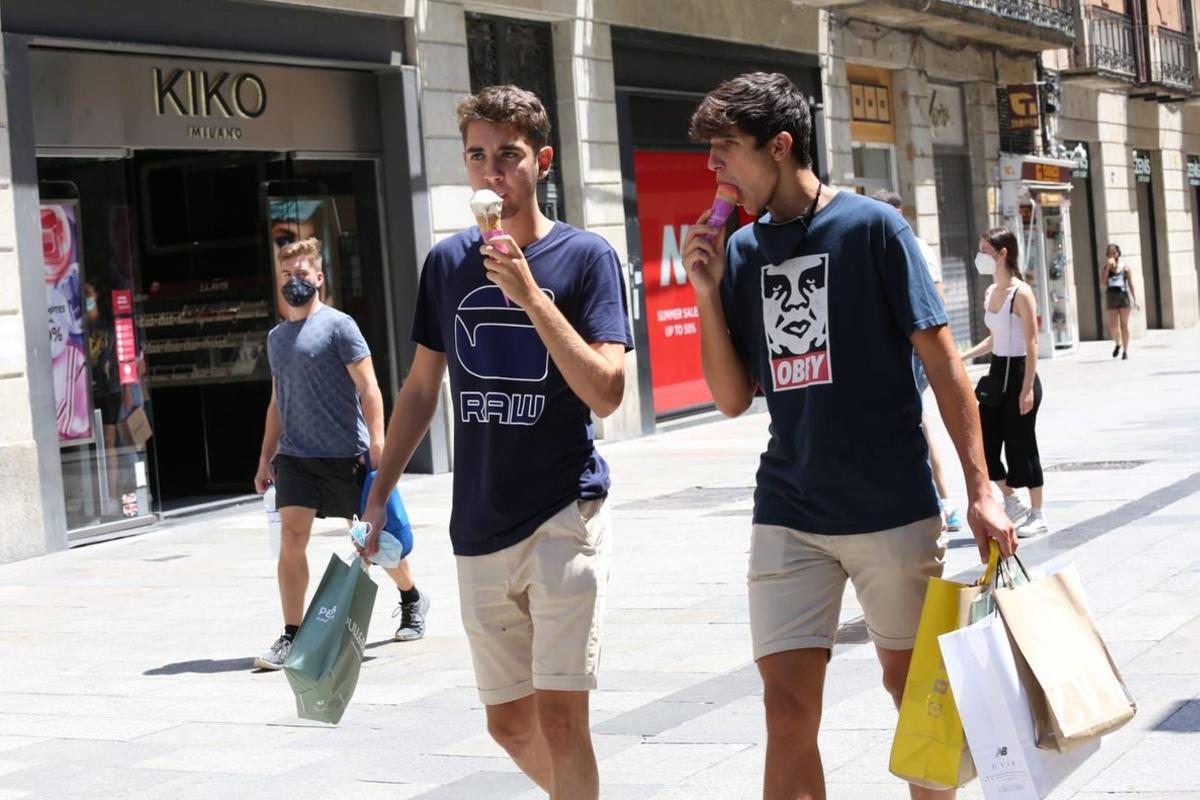 Unos chicos se toman un helado, en una calle del centro de Barcelona.