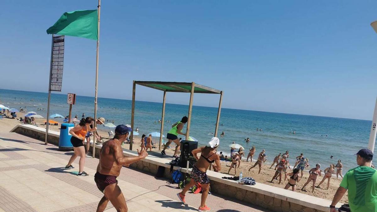 Una actividad deportiva en la playa en Piles
