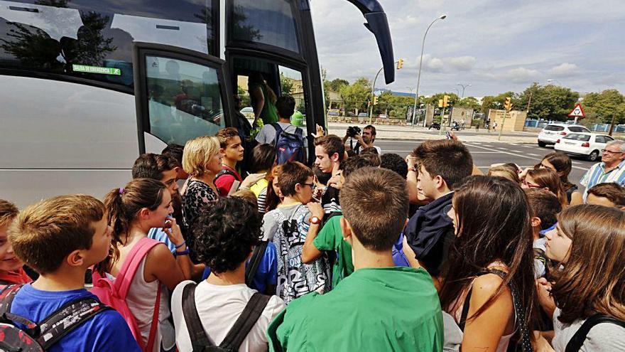 Un grupo de alumnos espera para subir a un bus de transporte escolar en Puigpunyent.