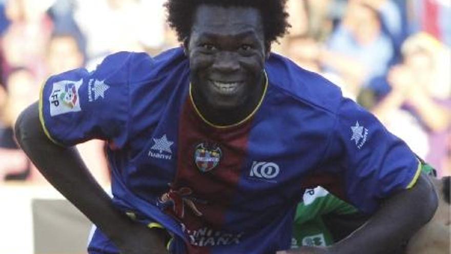 Felipe Caicedo celebra el segundo gol ante el abatido portero de la Real, Bravo.