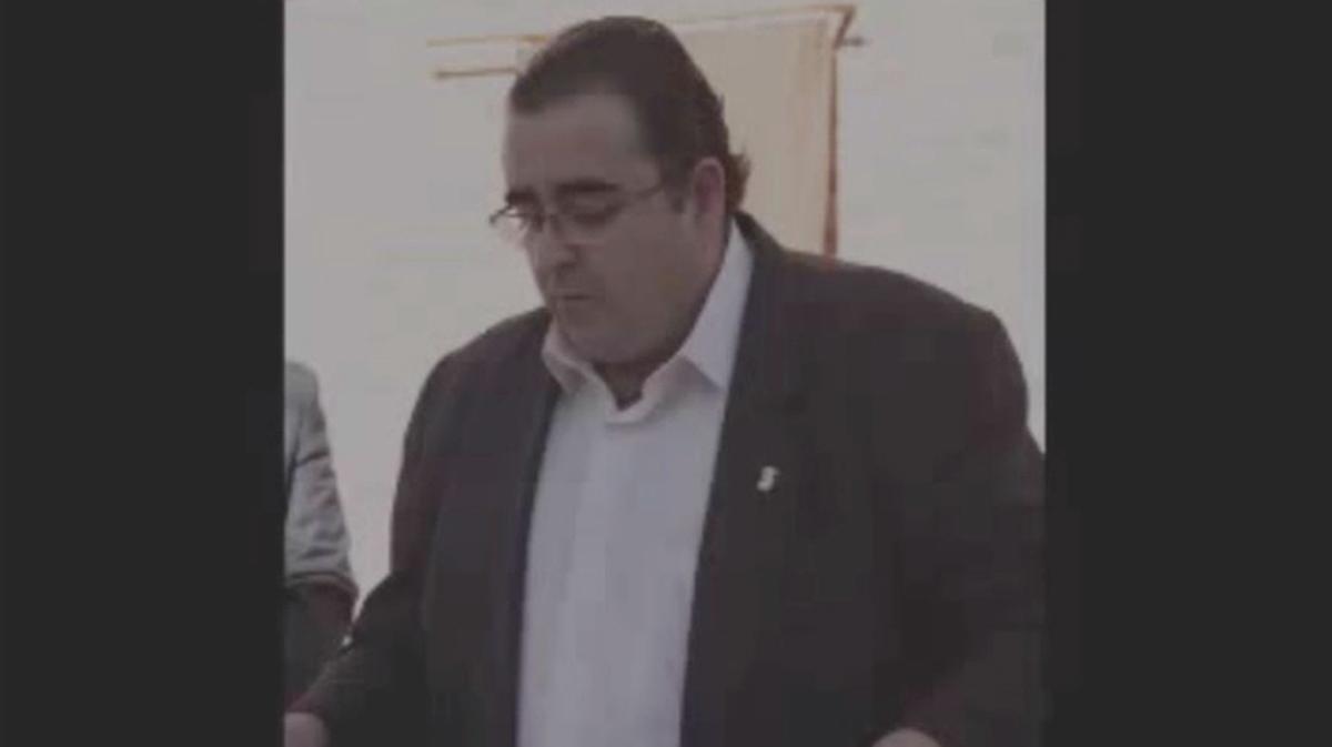 Adolfo Pacheco, alcalde del grup popular a Villaconejos, compara la bandera del col·lectiu LGTB amb la nazi, en un ple.