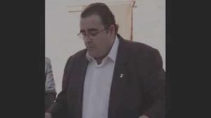 Adolfo Pacheco, alcalde del grup popular a Villaconejos, compara la bandera del col·lectiu LGTB amb la nazi, en un ple.