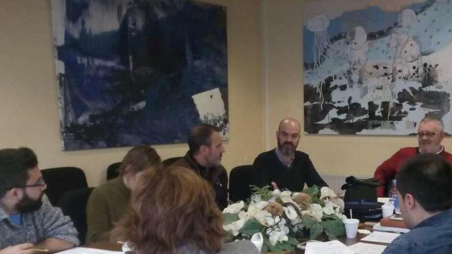 La reunión de ayer en la sala de juntas de Cangas. // T.G.