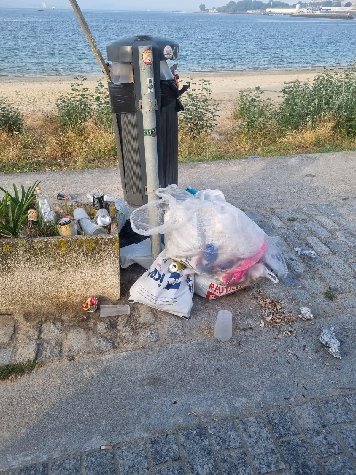 Los equipos de limpieza eliminan la basura de San Juan en las playas de Cangas