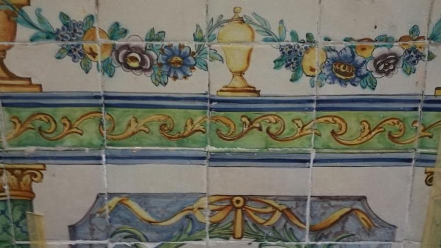 Azulejos sostenidos con esparadrapo en Cheste