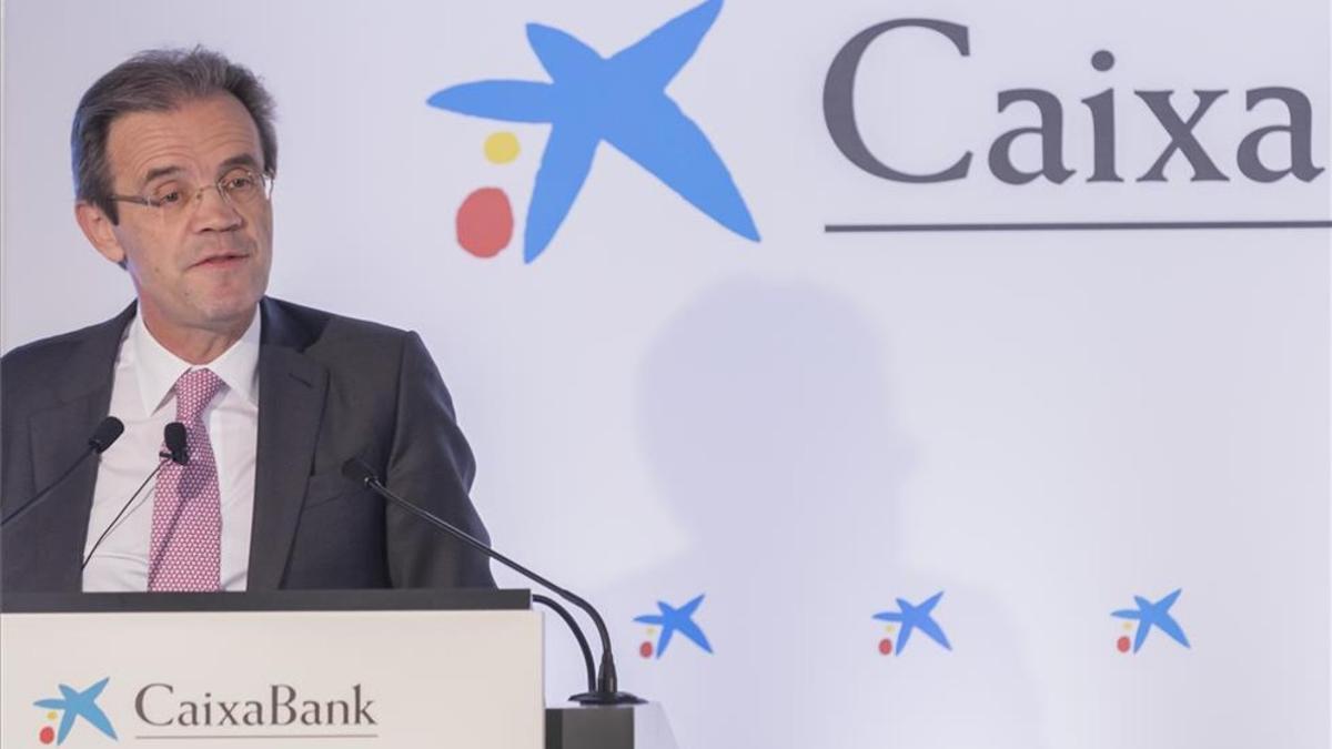 El presidente de CaixaBank, Jordi Gual, durante la presentación en Valencia de los resultados económicos del ejercicio de 2017.