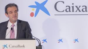 El presidente de CaixaBank, Jordi Gual, durante la presentación en Valencia de los resultados económicos del ejercicio de 2017.