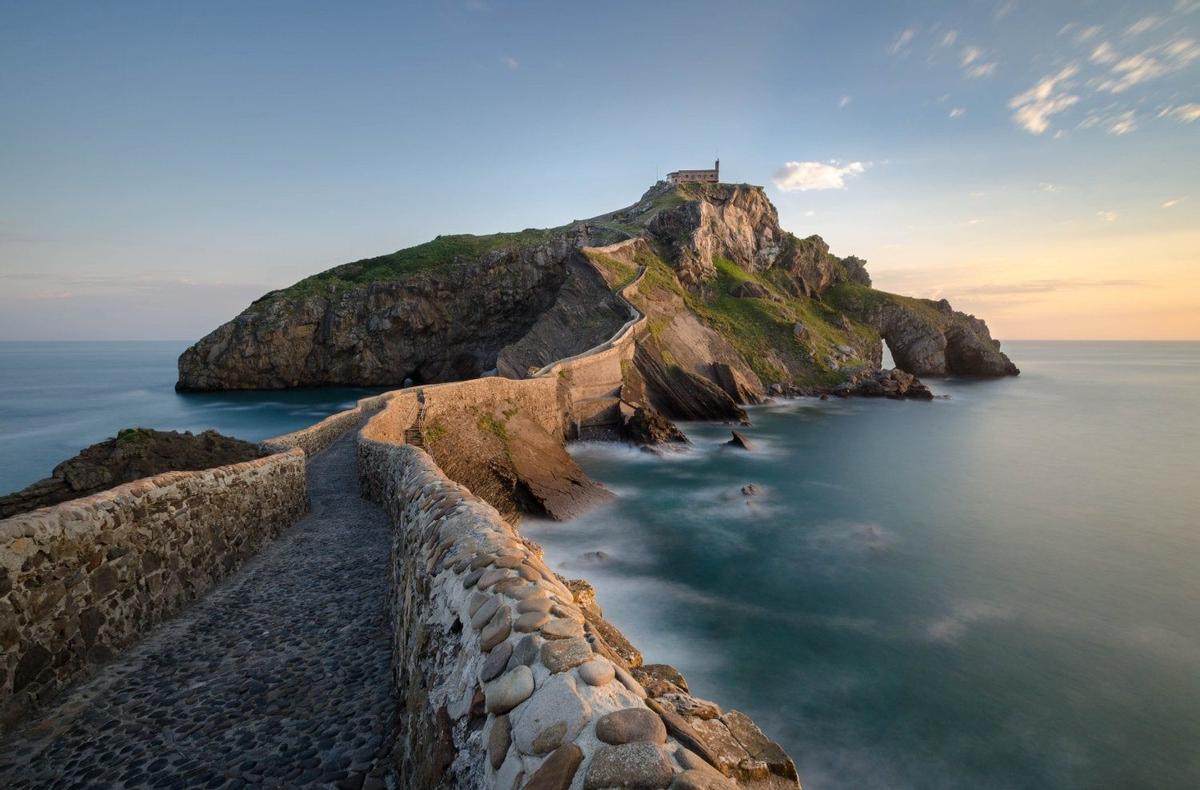 Costa Vasca, España, La Casa del Dragón