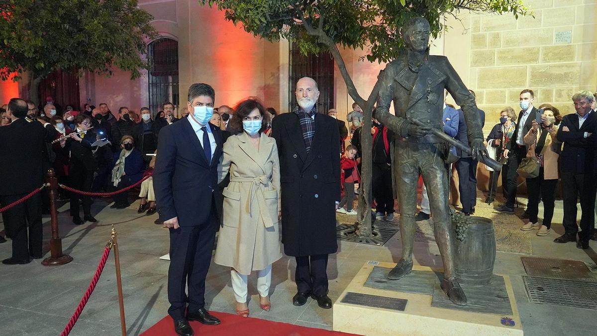 Rafael Llamas, Carmen Calvo y Fernando Montero, junto a la estatua.