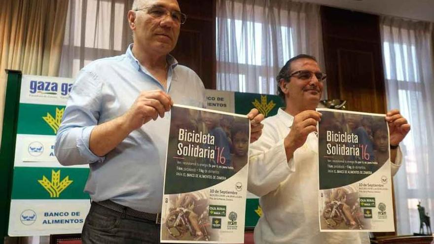 Andrés Rincón, del Banco de Alimentos, y Narciso Prieto, de Caja Rural, con el cartel promocional de la actividad.