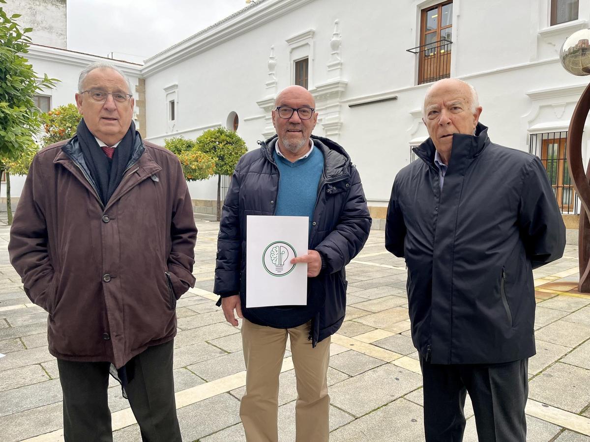El presidente de Pensando Extremadura, Julián Mora, este viernes con el documento.