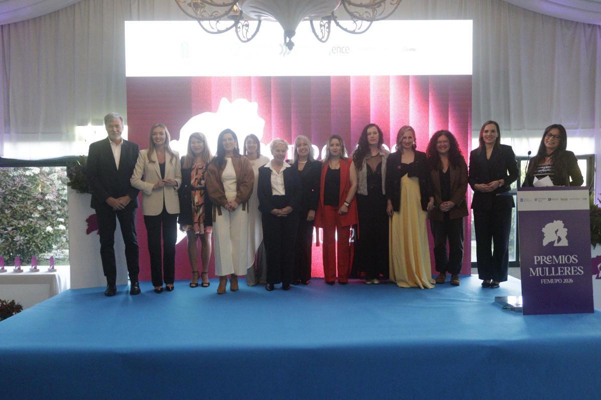 Foto de familias de las galardonadas