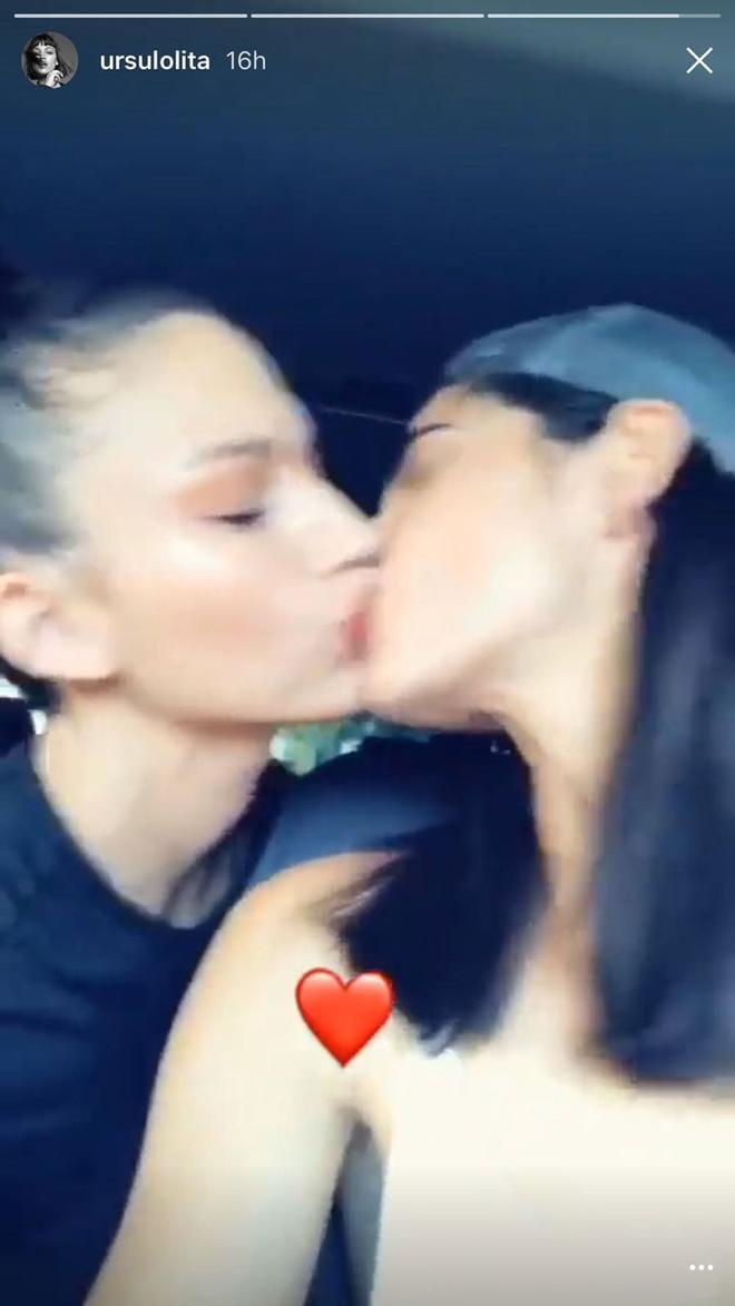 El beso entre Úrsula Corberó y Alba Flores