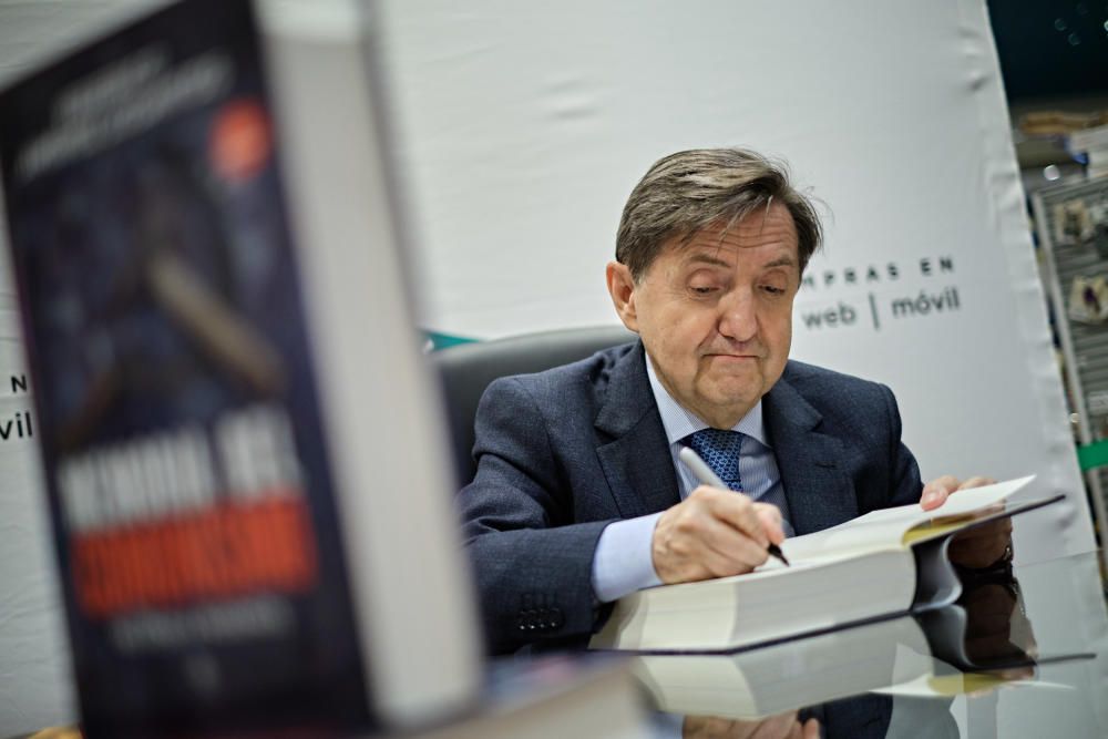 Losantos firma su último libro en Tenerife