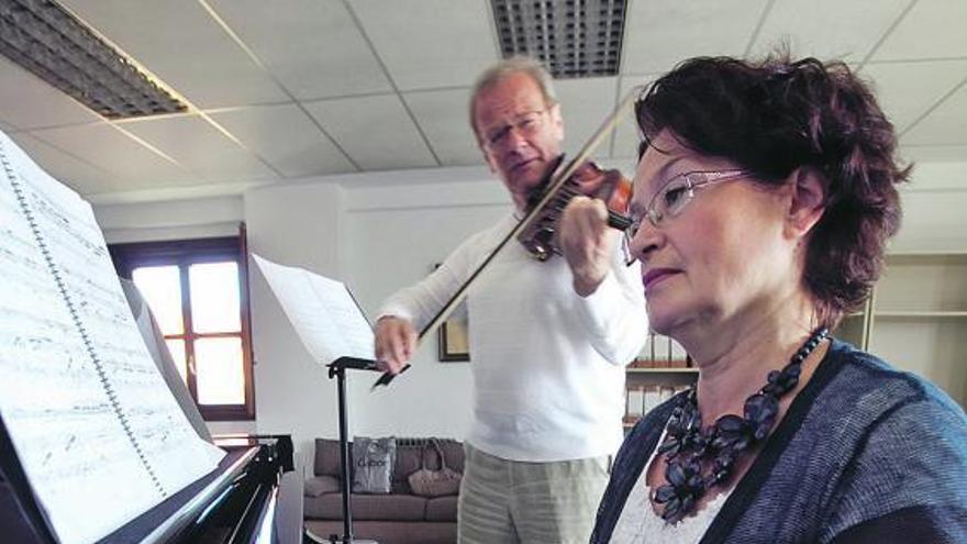 Lidia Stratulat, al piano, y Yuri Nasushkin, con el violín, en el Conservatorio Superior de Oviedo.