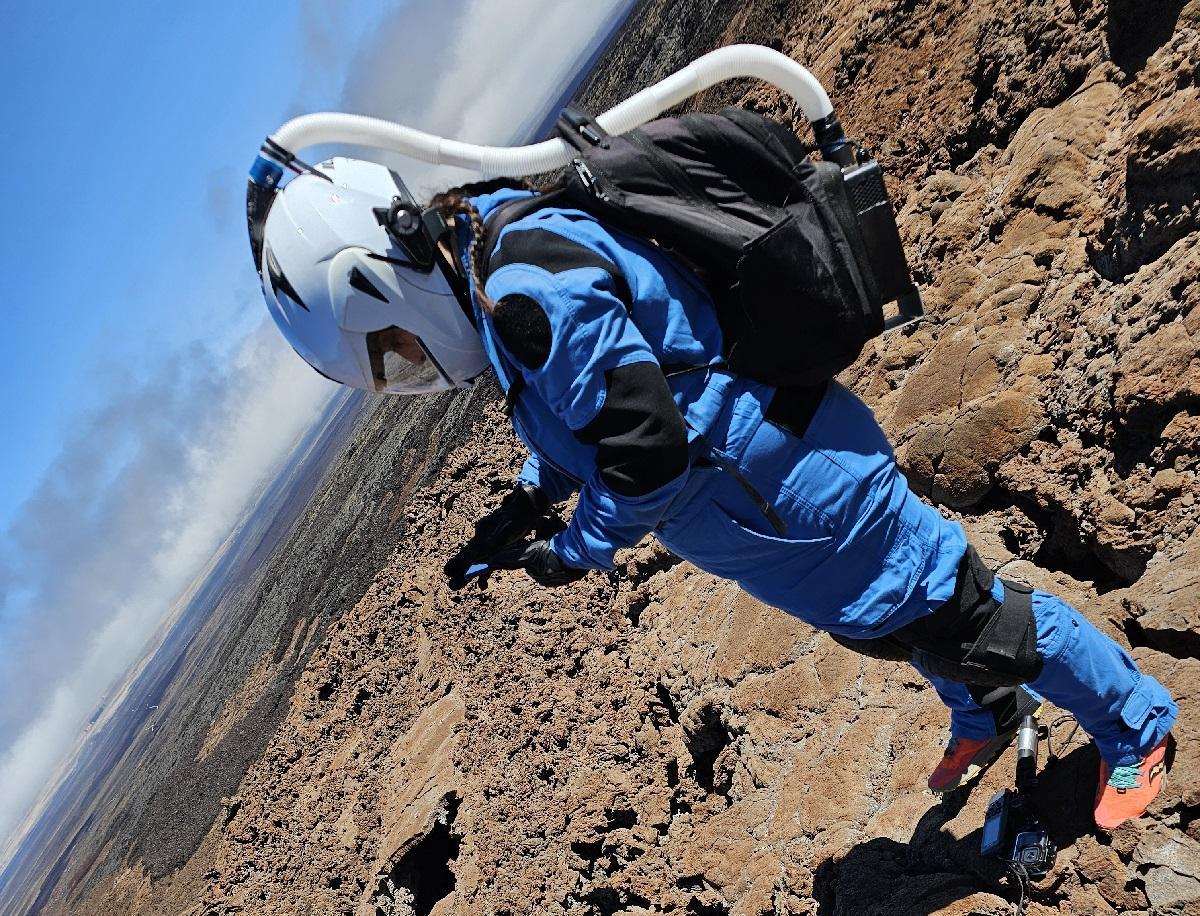 La astronauta análoga cordobesa, Mariló Torres, equipada para su misión en un entorno volcánico en Hawái.