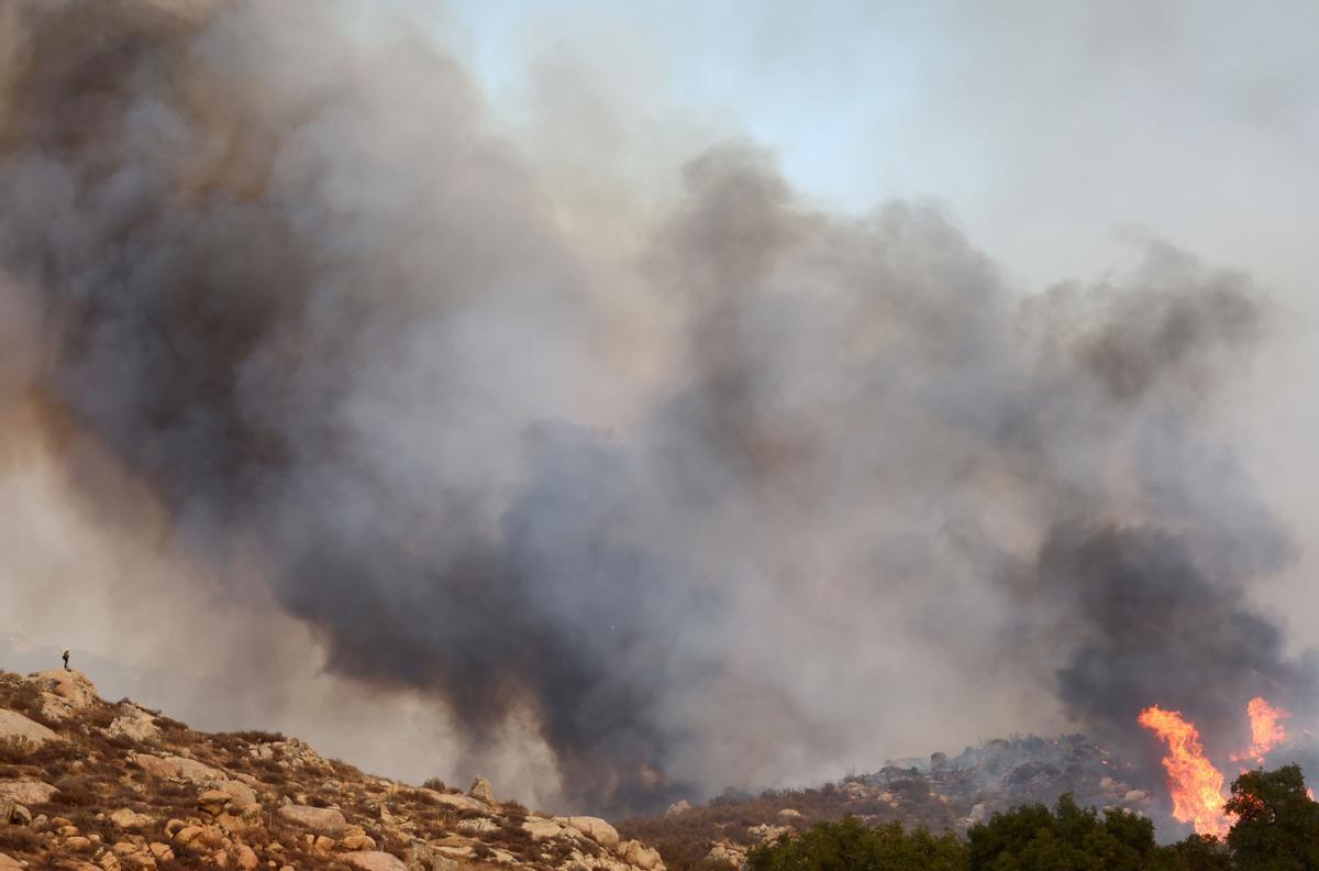 Lucha sin tregua contra el fuego en Hemet (California)