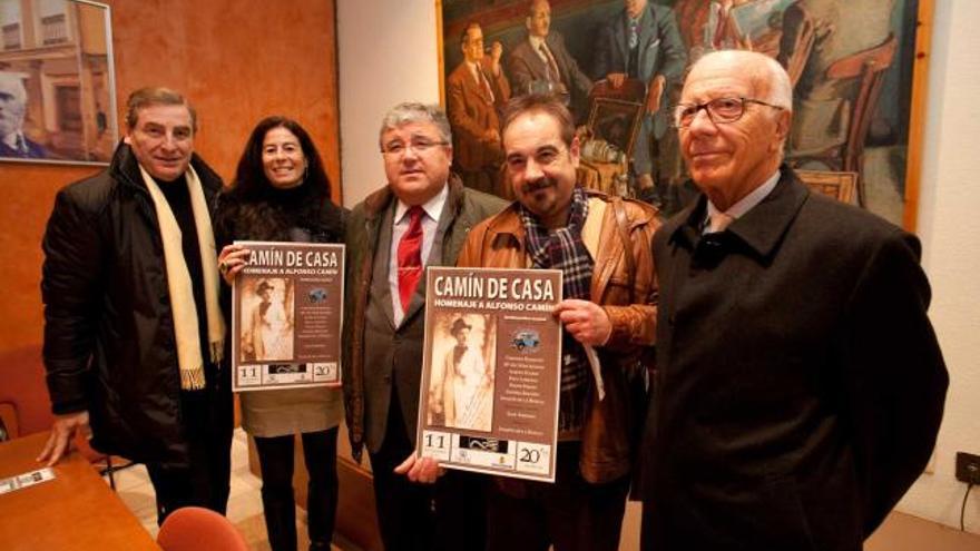 Miembros de «La Caravana del Verso», ayer, con el edil de Cultura en el centro.